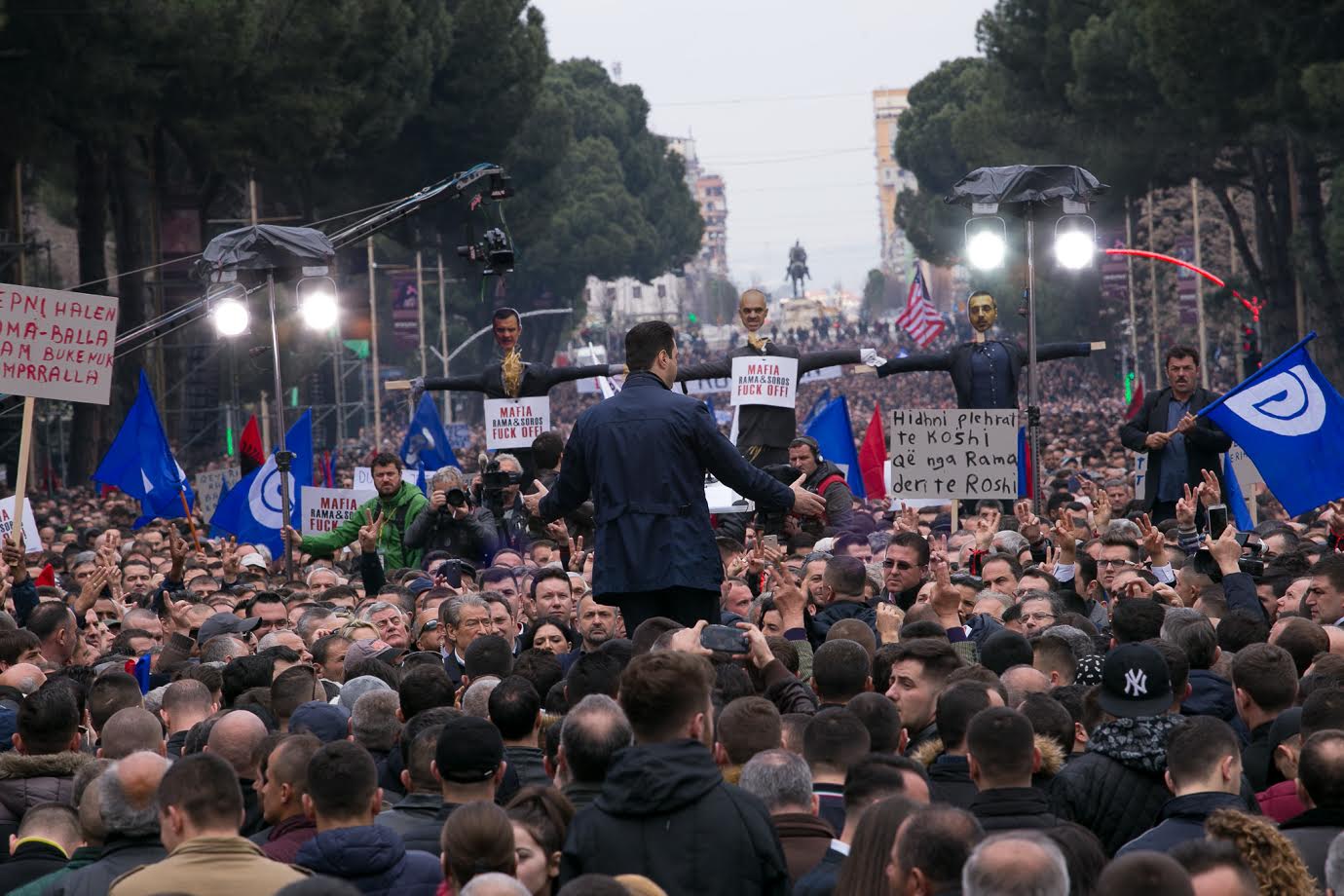 Basha: Rama po na ofron ‘kokën’ e Tahirit për t’u tërhequr, por ne i themi…