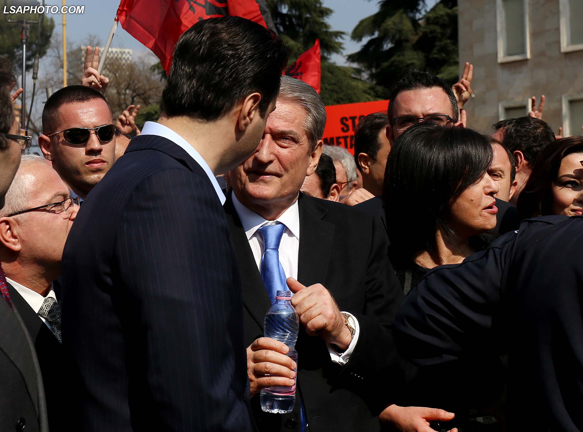 Jozefina Topalli thumbon fort Bashën: Nuk bën për kryetar partie nëse … (Video)