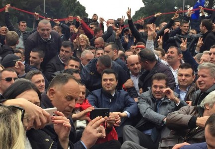 Protesta e PD, fillon montimi i çadrave para kryeministrisë