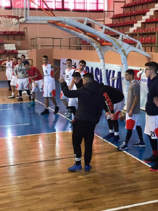 Basketboll/Tjetër sherr masiv te moshat, ndërhyn policia