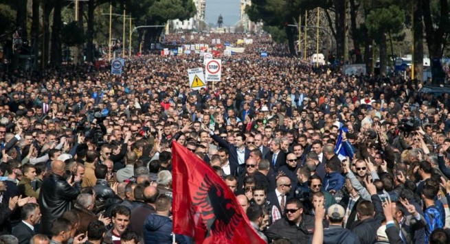 Durrës, rreth 1500 protestues nisen drejt Tiranës (FOTO)