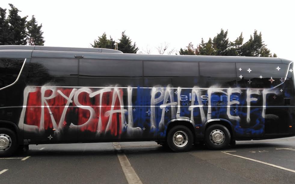 Autobusi i Kristal Palas vandalizohet nga… tifozët e vet