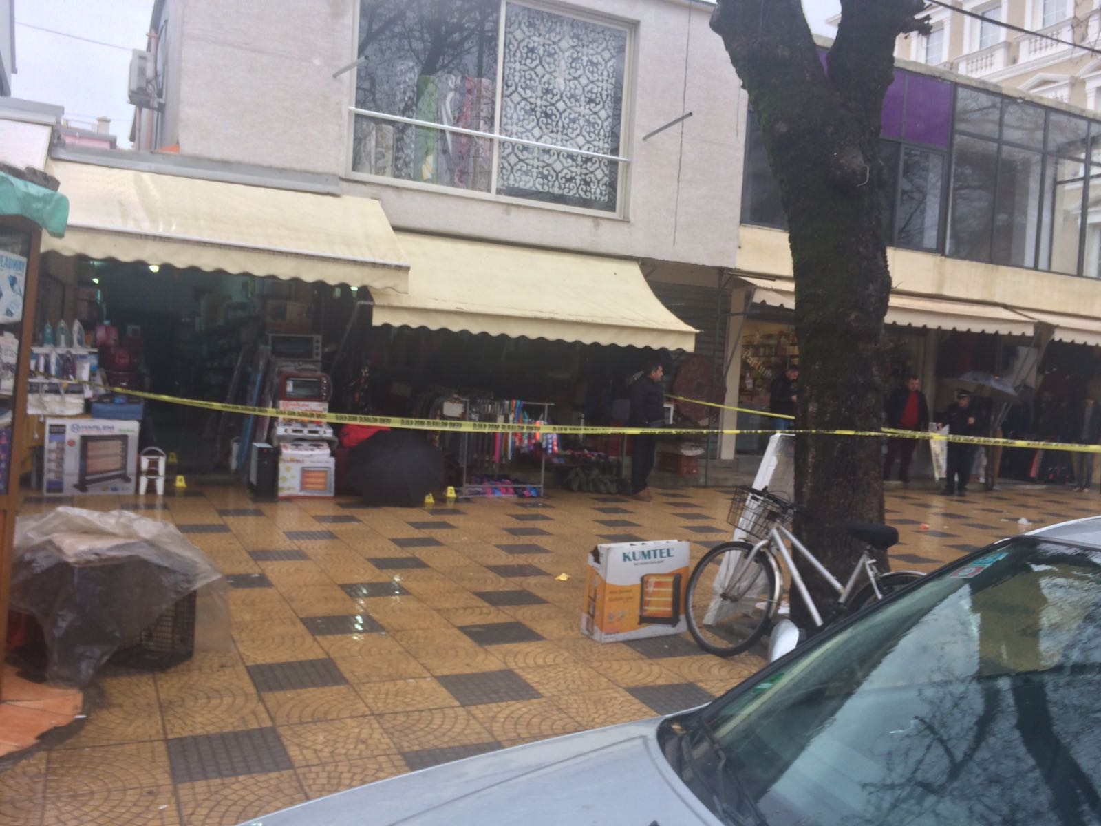 Plagosja e shitëses së dyqanit, ndalohet autori 25-vjeçar