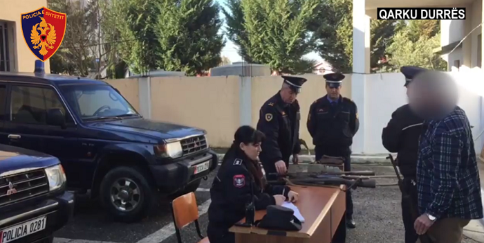 Në Durrës dorëzohen armë, granata dhe qindra fishekë (VIDEO)