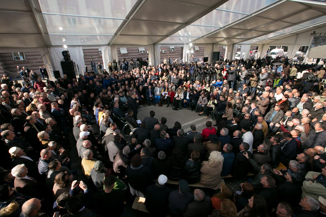 Durrsakët krah Bashës sulmojnë Dakon: Durrësi sundohet nga bandat! (VIDEO, FOTO)