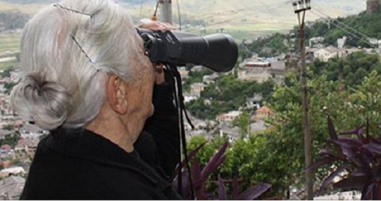 E veçanta e qytetit shqiptar/ Gratë me dylbi në pajë për të përgjuar të tjerët