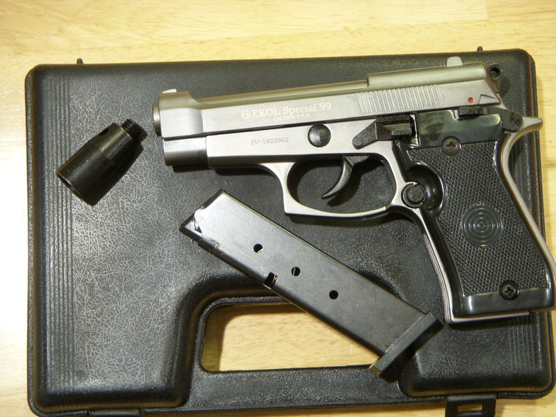 Durrës, kapet i riu me pistoletë në lokal