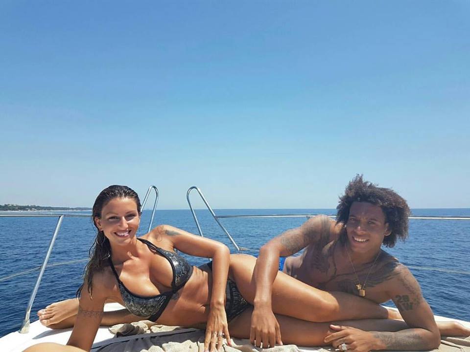 Futbollisti Witsel milioner, por e dashura tij seksi nxjerr në shitje makinën në internet