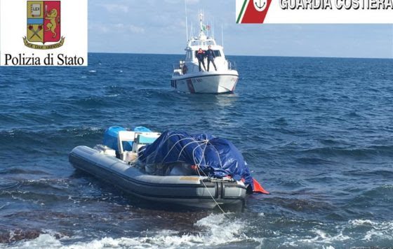 Shqiptarët braktisin në Bari gomonen me 2 mln euro marijuanë