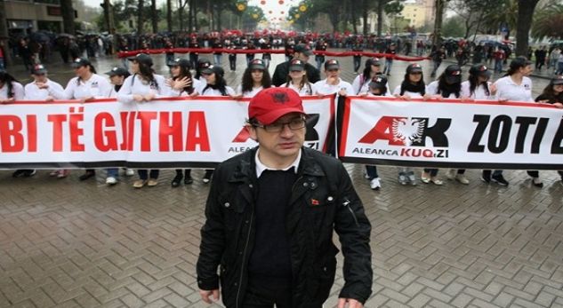 LAJM I FUNDIT/ “Plas” brenda çadrës së PD-së, goditet me grusht politikani