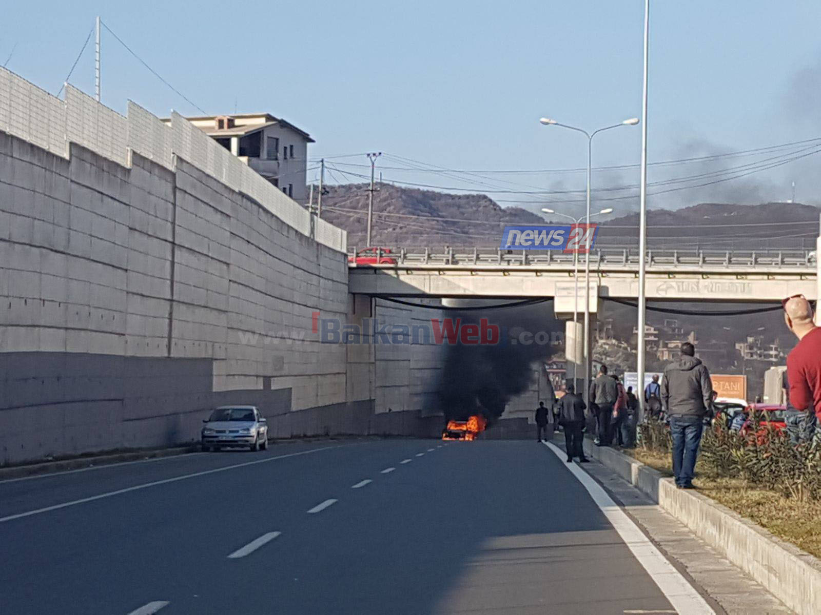 LAJM I FUNDIT/ Makina merr flakë në ecje (VIDEO)