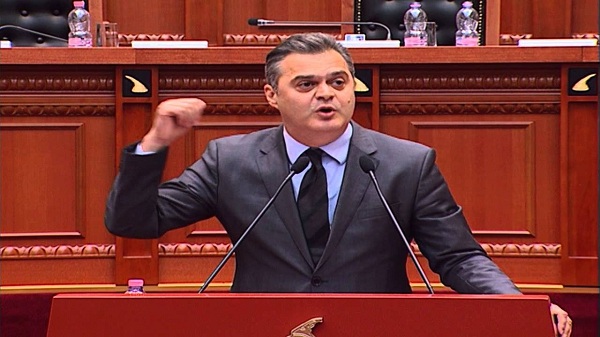 Blushi “shpërthen” ndaj Klosit: Parazit, paguhesh 1 mijë euro nga Dako