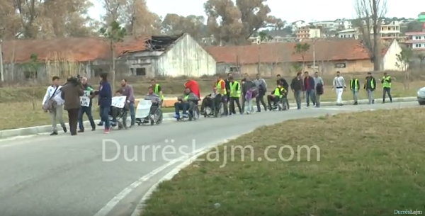 Banorët e Zharrëzës lënë Durrësin, vijojnë marshimin drejt Ministrisë së Energjitikës (VIDEO)