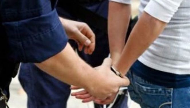 Në pranga adoleshenti, tentoi të vriste dy persona