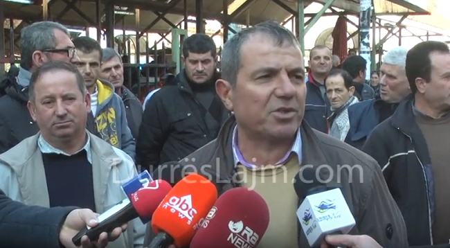Tregtarët e Durrësit fajësojnë Dakon: Nuk do paguajmë asnjë taksë për shkurtin (VIDEO)
