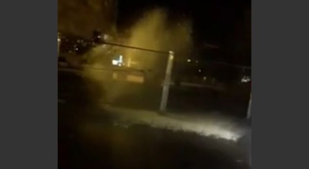 “Shatërvan” pranë Torrës Veneciane, specialistët çajnë tubin e ujit (VIDEO)