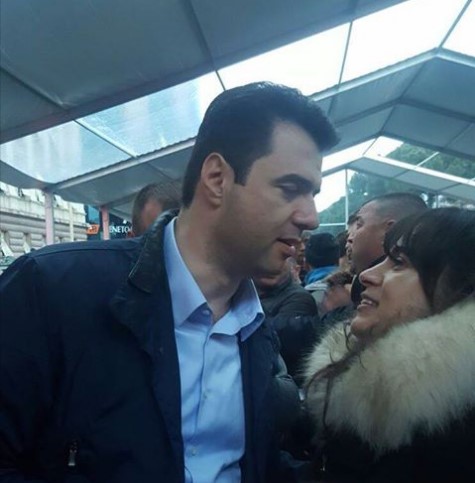 Basha ka përkrahjen e bashkëshortes në protestë