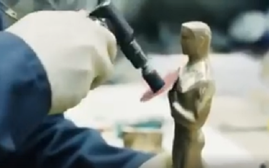 Shikoni si derdhen në 24 karat ar statujat e Oscar-it (VIDEO)