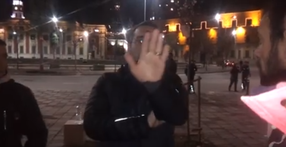 Tahiri revoltohet me qytetarin: Fike kamerën, mos u bëj gangster (VIDEO)