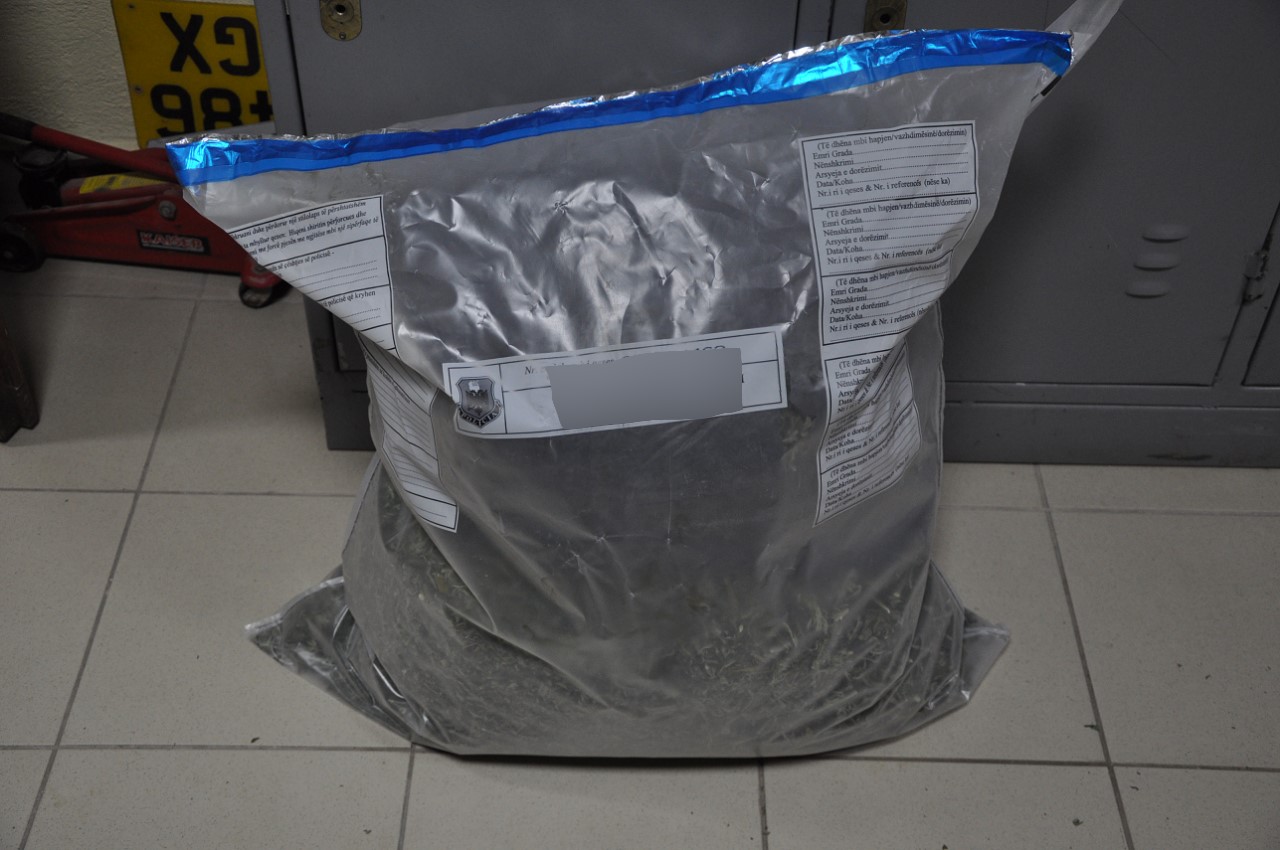 Fshihte 10 kg kanabis në servisin e makinave, pranga të riut