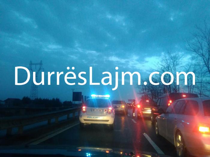 Përplasen dy automjete në autostradën Tiranë-Durrës, një aksident tjetër në rrugën e Rinasit (FOTO)