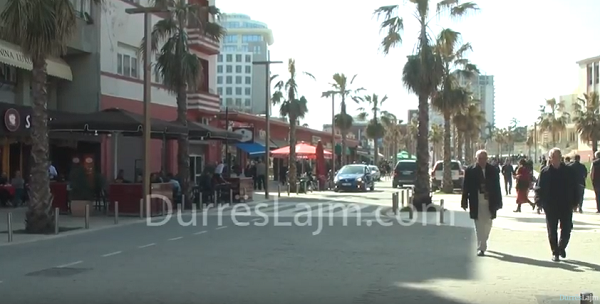 Lokali që “zapton” hapësirën publike në qendër të Durrësit. Bllokon rrugën për këmbësorët (VIDEO)