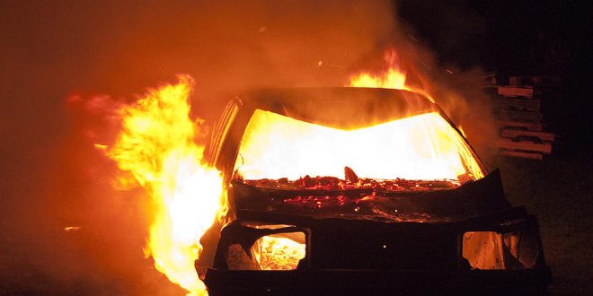 Shpërthejnë në flakë në oborr makinat e dy vëllezërve nga Shijaku