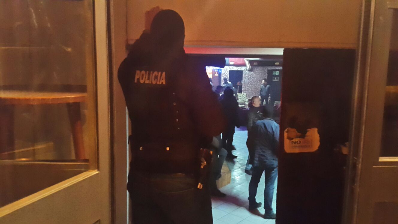 Super aksion natën në Durrës/ Kontroll makinave e lokaleve, shoqërohen 25 veta (VIDEO, FOTO)