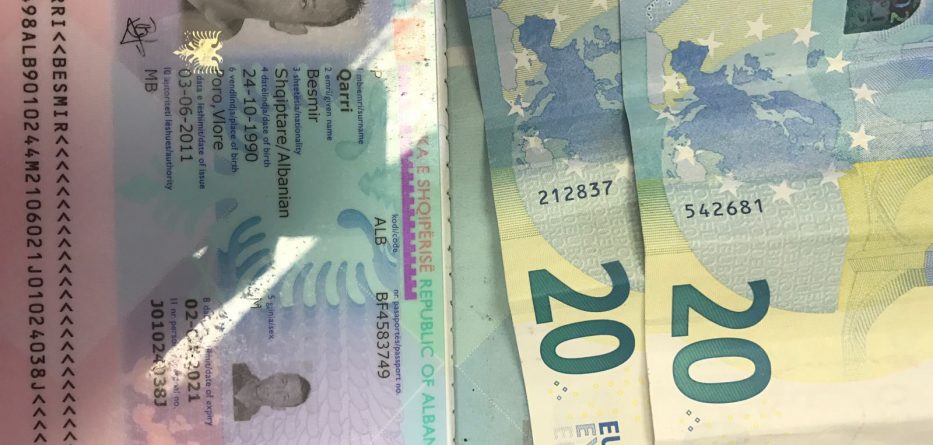 Tentoi të korruptonte policin në port, arrestohet i riu me Ekspuls