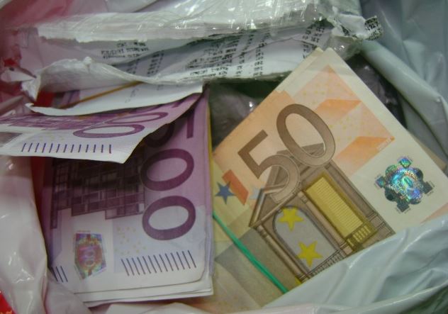 Kapet në kufi shqiptari, kishte mbushur qeset me kartmonedha falso