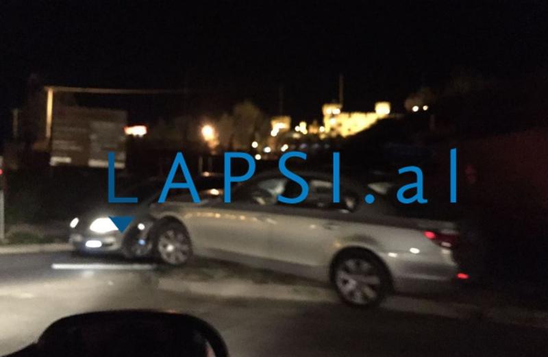 Aksidentohen dy automjete pranë qendrës tregtare (FOTO)