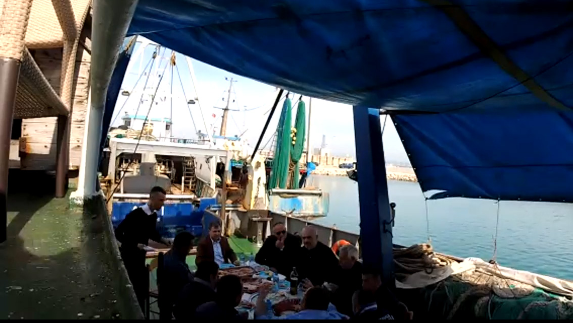 Rama ia shtron me peshk e karkaleca në Durrës: O Zot, këtu burgu i detit (FOTO, VIDEO)