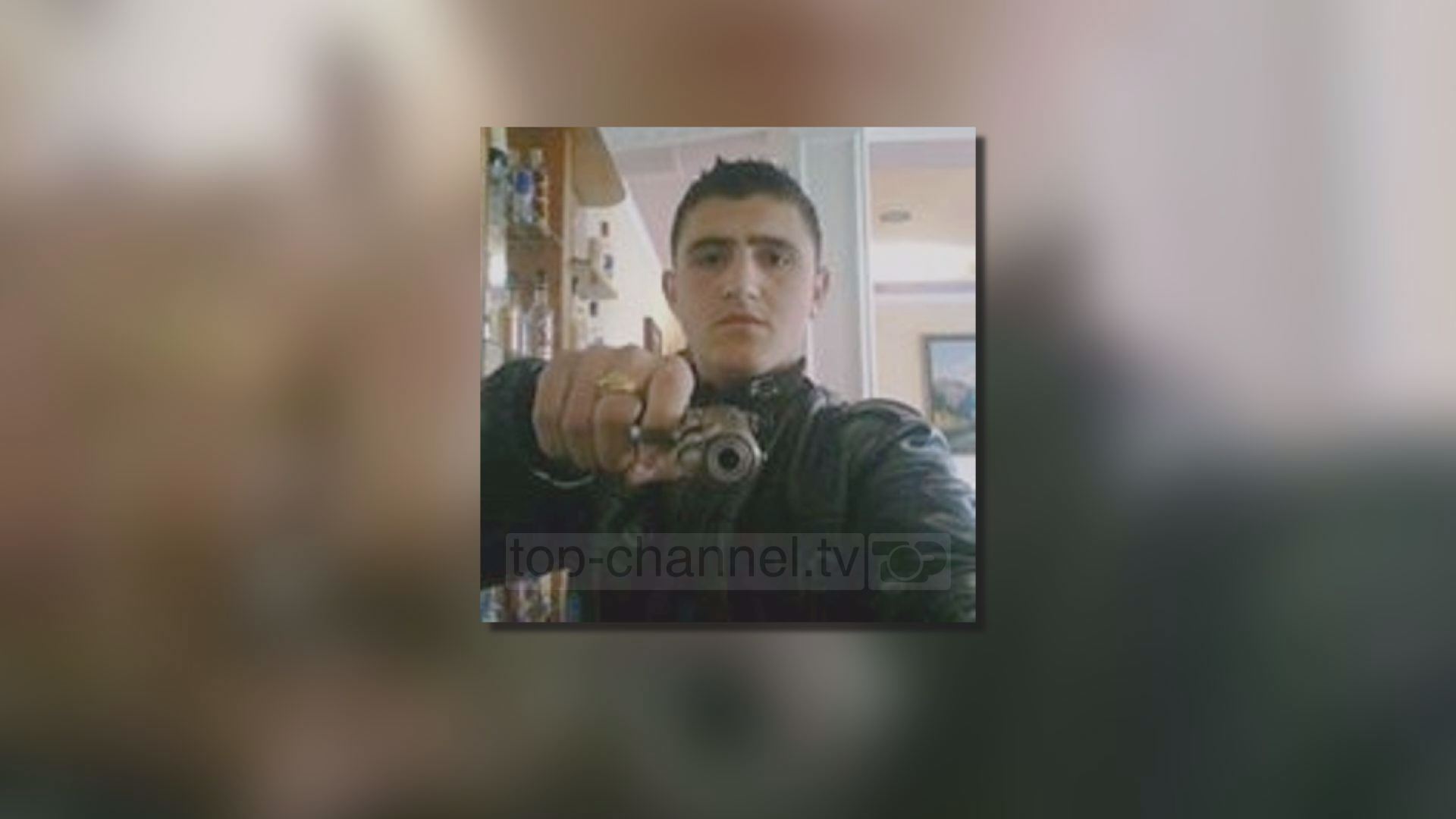 Mësuesi pa diplomë dhe i dënuar për vrasje jep mësim, i ati kërcënon gazetarët