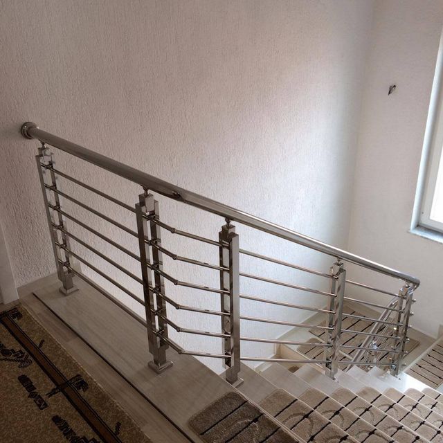 Sherr në familje, burri hedh gruan shtatzënë nga shkallët