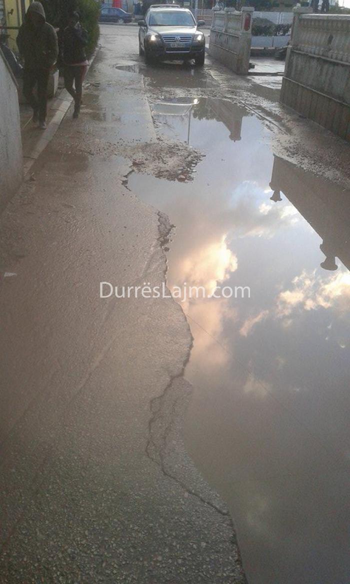 Jemi në zonën e plazhit të Durrësit, apo në…? (FOTO)