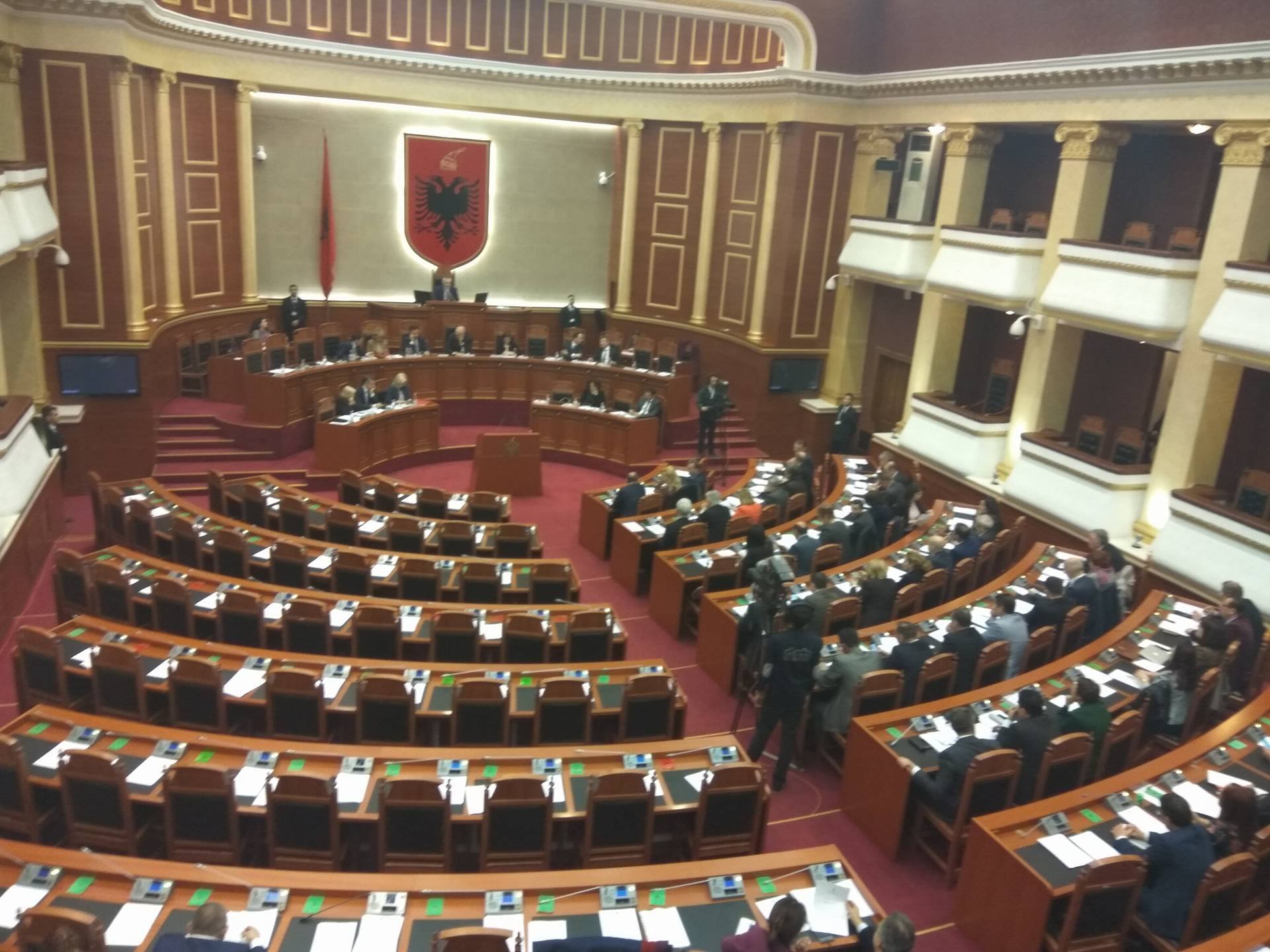 Shtyhet ngritja e komisioneve të vetingut