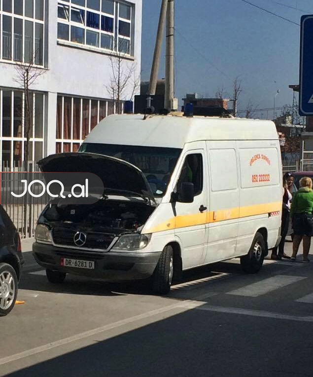 Alarmohen qytetarët në Durrës: I sëmuri po vdes pasi ka ngecur brenda ambulancës