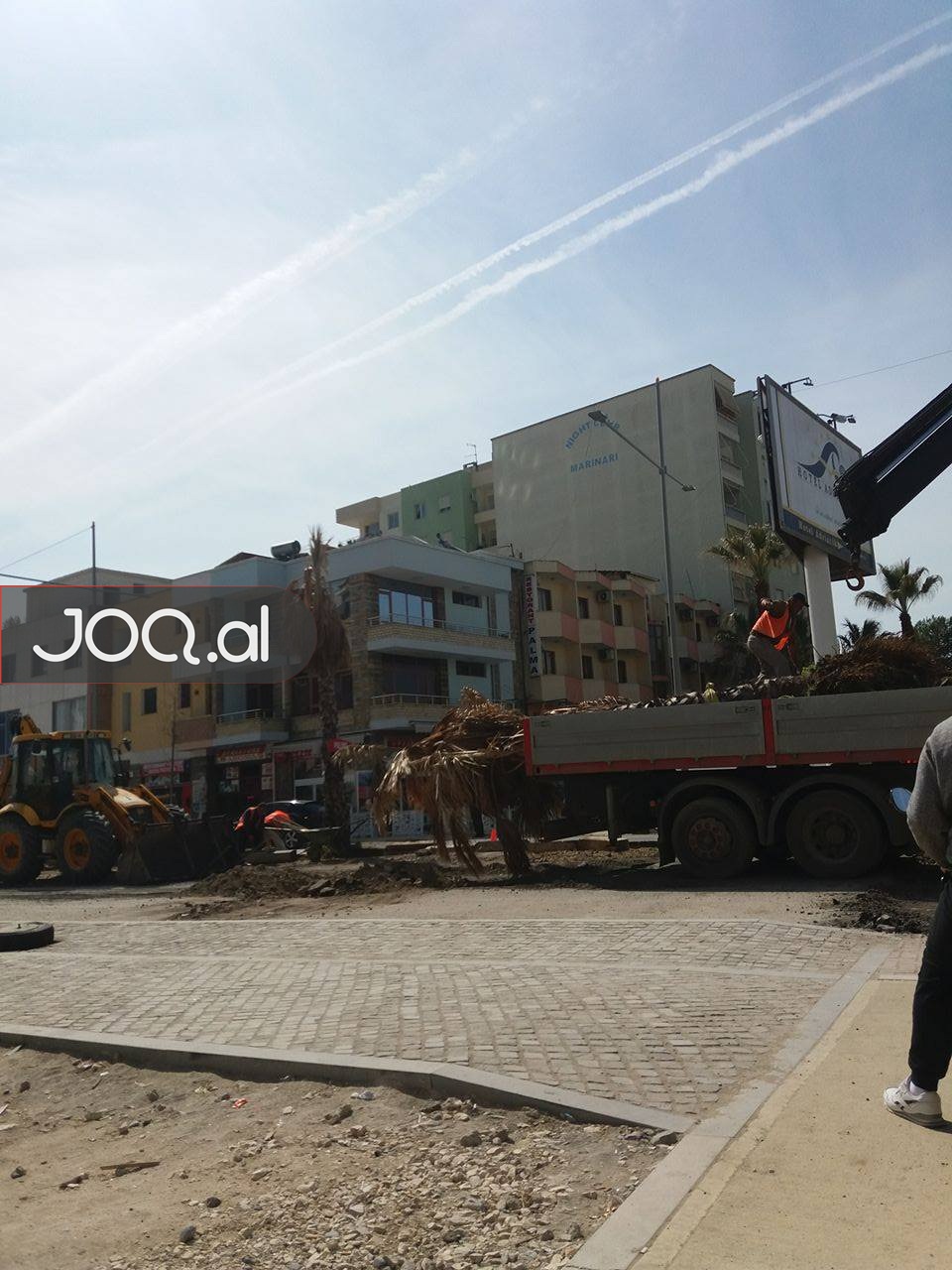 Palmat në plazhin e Durrësit nisin të shkulen, këtë verë do i gëzohemi betonit