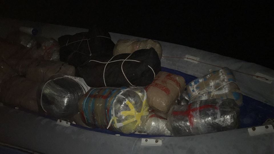 Policia: Gomonia ishte mbushur me 750 kg drogë