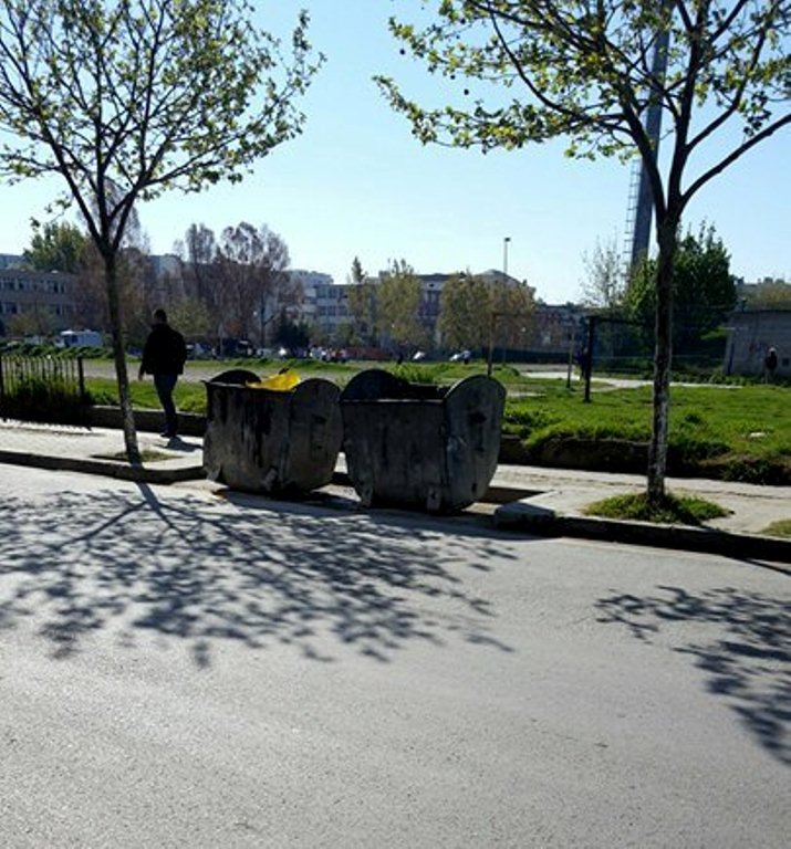 Ndodh në Durrës, koshat që qelben më shumë kur janë bosh se sa plot