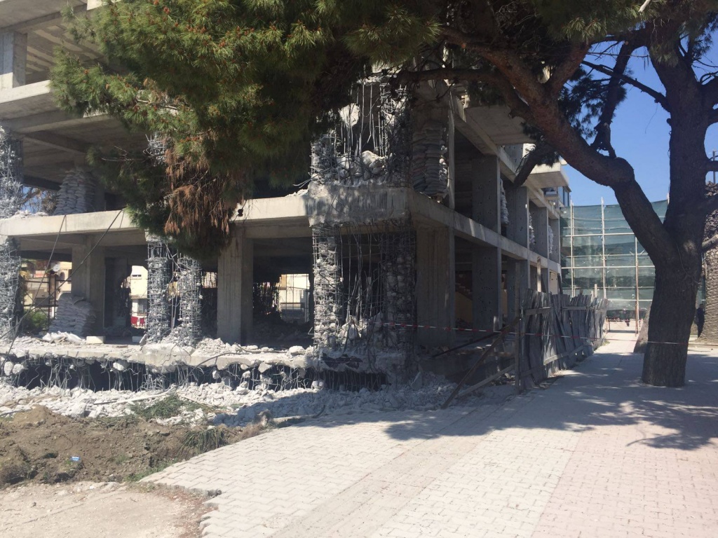 Bashkia, thirrje banorëve: Ikni nga shtëpia sa të hedhim në erë pallatin