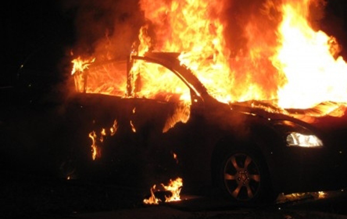 Durrës, digjet para banesës automjeti