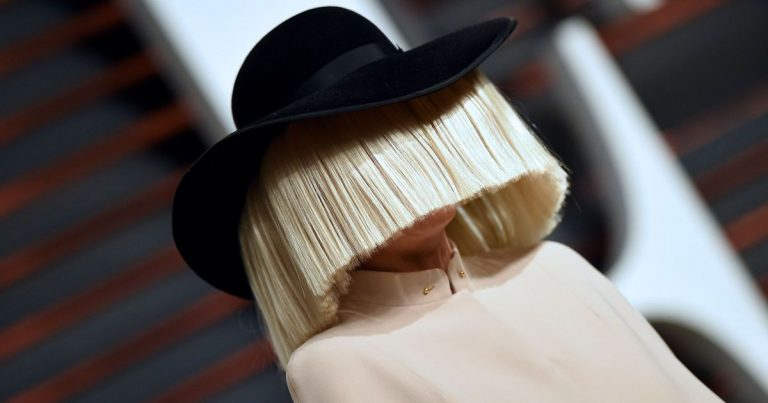 Heq paruken që i mbulonte fytyrën, shikoni si duket Sia (FOTO)
