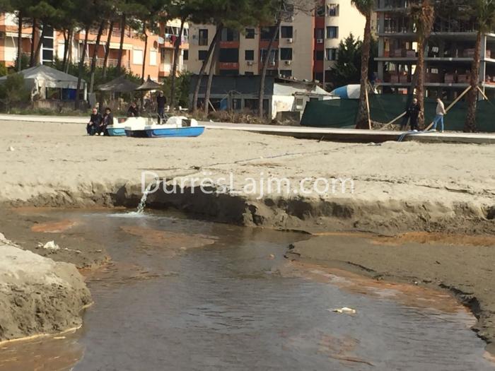 Çfarë ndodh në mes të ditës tek Shkëmbi i Kavajës? (FOTO)