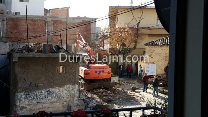 Kur ligjet në Durrës thyhen me leje të bashkisë! Ja ç’po ndodh në zonën A (FOTO)