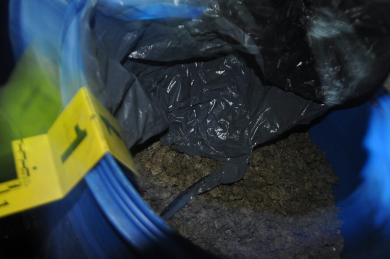 Arrestohen babë e bir, kapen me drogë në banesë