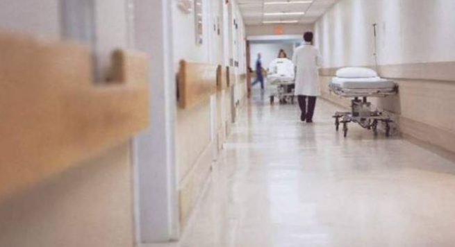 Mjeku goditet me grushte në spital nga prindërit e një fëmije