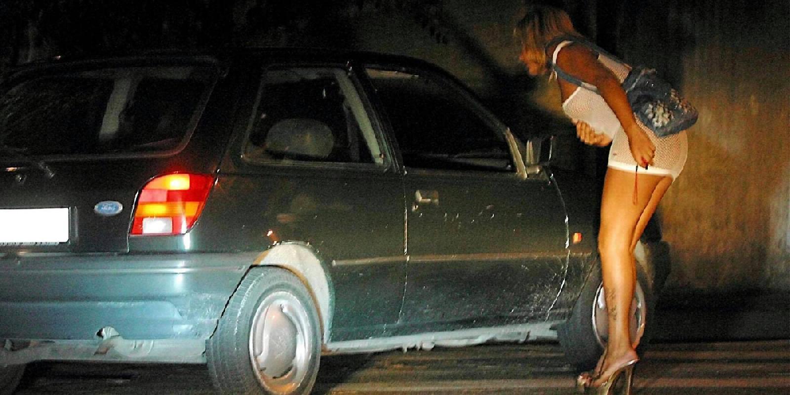 Me telefon nga burgu, shqiptari prostituonte motrën dhe të dashurën