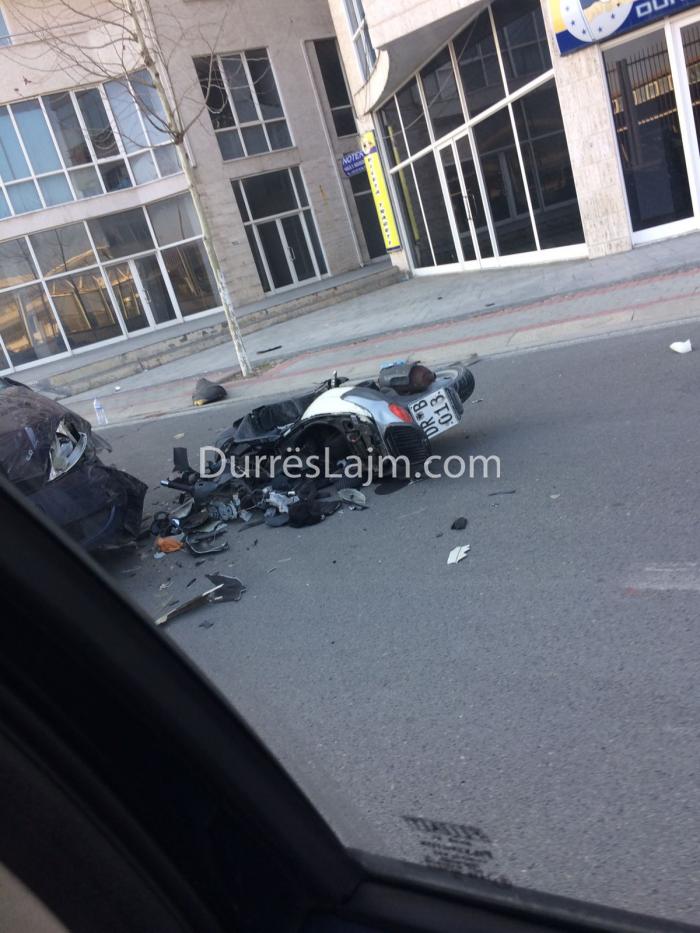 Lajmi fundit/ Aksident në Durrës, makina bën “përshesh” Suzukin (FOTO)