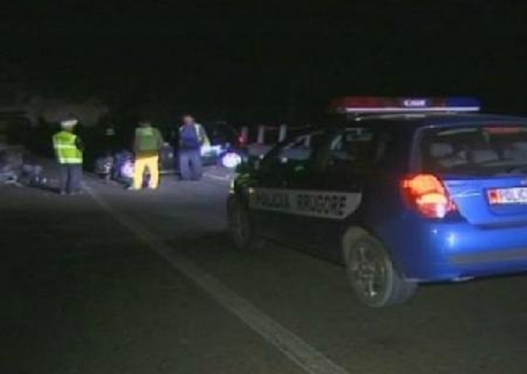 Durrës, humb kontrollin nga pija dhe del nga rruga me makinë